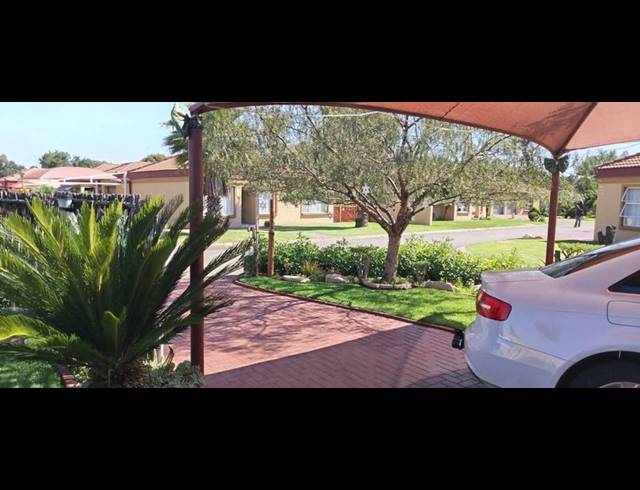 3 BEDROOM TOWNHOUSE FOR SALE IN VANDERBIJLPARK CE 2